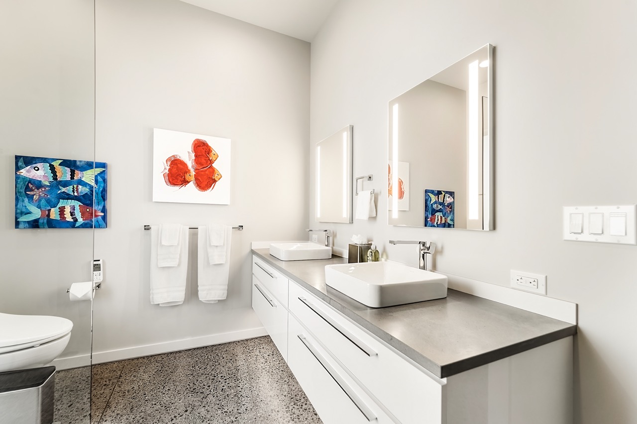 Lave Suite ensuite — double Kohler basins and LED mirrors